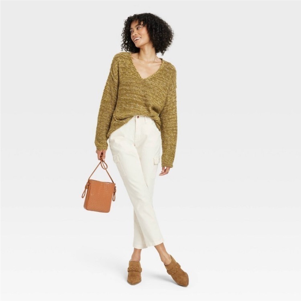 Universal thread v neck green sweater new